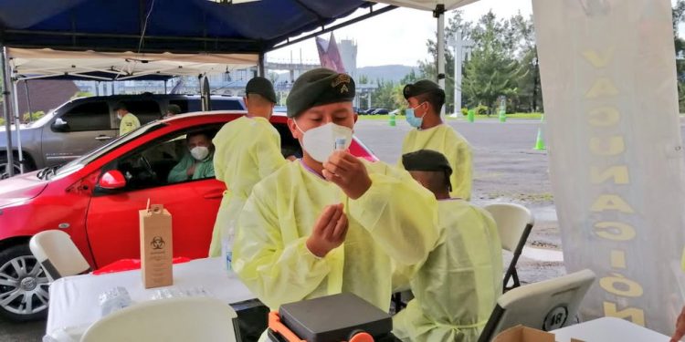 Más de 133 mil guatemaltecos vacunados contra COVID-19 en instalaciones militares