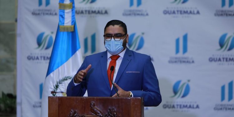 El director del Hospital General San Juan de Dios , Gerardo Hernández en conferencia de prensa