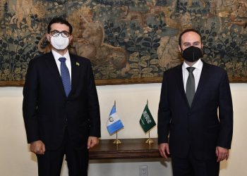 El ministro Pedro Brolo junto al embajador del reino de Arabia Saudita, Haytham Hassan.