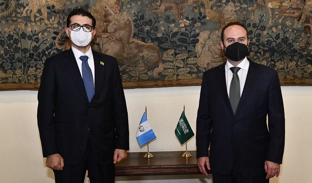 El ministro Pedro Brolo junto al embajador del reino de Arabia Saudita, Haytham Hassan.
