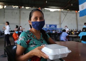 El programa de comedores sociales beneficia a familias en pobreza y pobreza extrema.