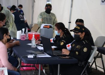En coordinación institucional la PNC, MSPAS y SAAS atienen en el centro de vacunación en la Plaza de la Constitución.
