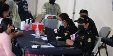 En coordinación institucional la PNC, MSPAS y SAAS atienen en el centro de vacunación en la Plaza de la Constitución.