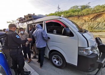 En un microbús extraurbano las autoridades establecieron que no había distanciamiento social para prevenir el COVID-19