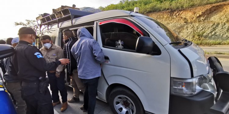 En un microbús extraurbano las autoridades establecieron que no había distanciamiento social para prevenir el COVID-19