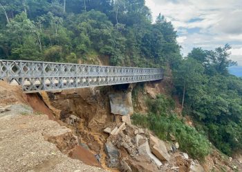 Este puente tipo Bailey tiene una longitud de 60 metros y 10 metros de ancho.