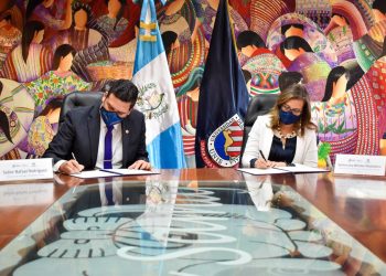 Mintrab suscribe convenio con Universidad del Istmo para beneficiar a estudiantes de Derecho