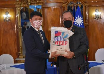 La entrega oficial del donativo de 2 mil toneladas métricas de arroz se realizó en Casa Presidencial.