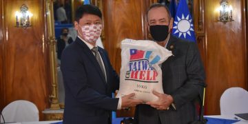 La entrega oficial del donativo de 2 mil toneladas métricas de arroz se realizó en Casa Presidencial.