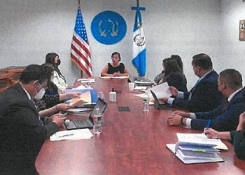 La reunión entre delegados del TSE y connacionales se realizó en el Consulado de los Ángeles, EEUU.