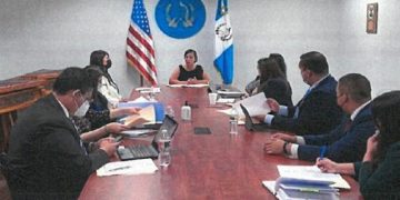 La reunión entre delegados del TSE y connacionales se realizó en el Consulado de los Ángeles, EEUU.