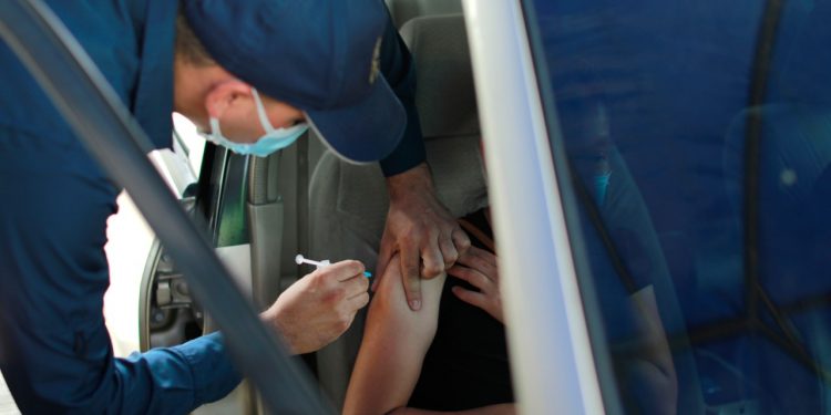 Las autoridades reiteran a la población acudir a los puestos de vacunación contra el COVID-19 para ser atendidos.