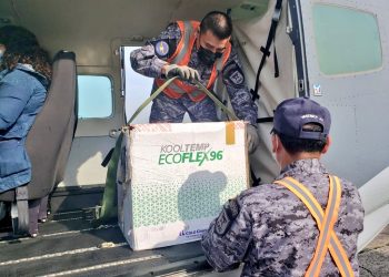 Las fuerzas castrenses trasladaron 4 mil dosis de vacunas contra el COVID-19 a Petén.