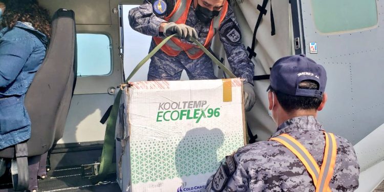 Las fuerzas castrenses trasladaron 4 mil dosis de vacunas contra el COVID-19 a Petén.