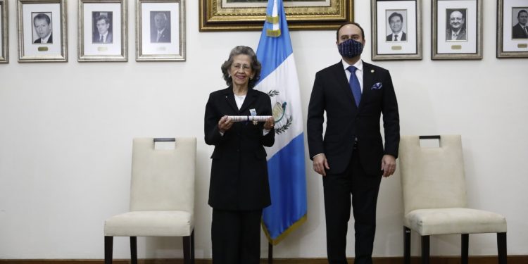 Otorgan Orden del Quetzal a María Eugenia Gordillo Morales