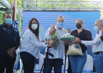 Presidente Alejandro Giammattei durante entrega de alimentación escolar