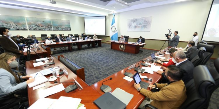 Presidente Alejandro Giammattei en reunión virtual con alcaldes de Petén y Escuintla