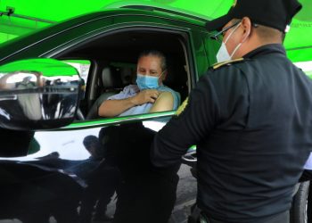 Puesto de vacunación vehicular en el Palacio Nacional de la Cultura