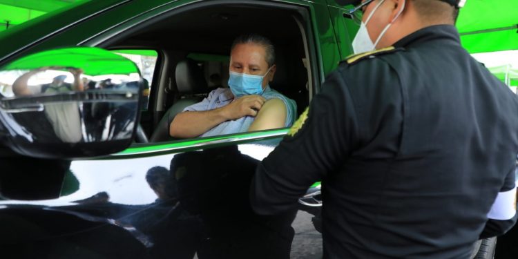 Puesto de vacunación vehicular en el Palacio Nacional de la Cultura