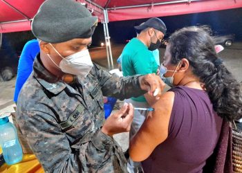 Puestos de vacunación nocturna atenderán hasta las 20:00 horas.