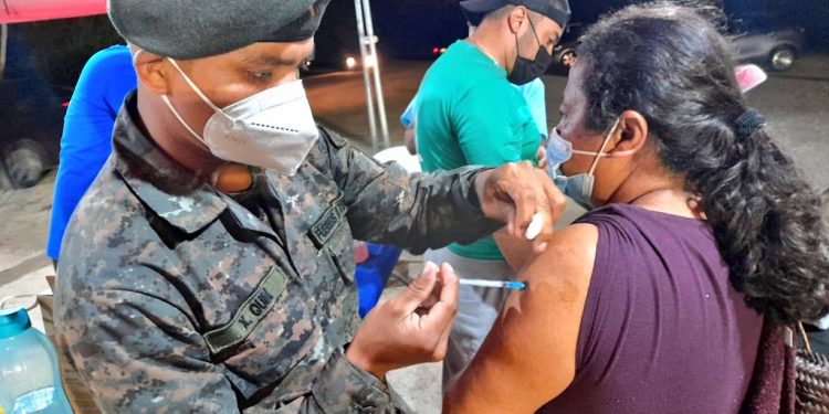 Puestos de vacunación nocturna atenderán hasta las 20:00 horas.