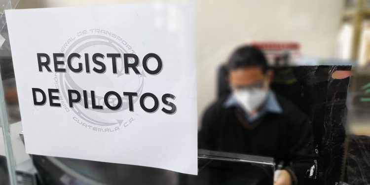 DGT: Existen 3 mil certificados de pilotos listos para entregar