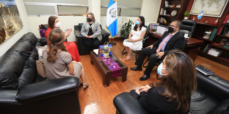 ReuniÃ³n entre la embajadora de Serbia y la viceministra de Relaciones Exteriores de Guatemala.
