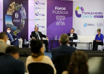 Titulares de la SAT y Banguat durante exposición en foro de Presupuesto Abierto dirigido por el Ministro de Finanzas.
