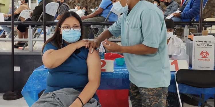 Trabajadores de primera línea de turismo reciben vacunación contra COVID-19