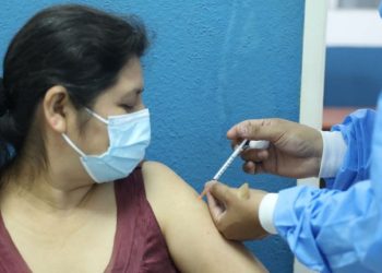 Maestros comienzan a recibir segunda dosis contra COVID-19