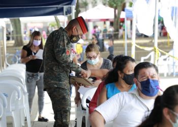 Guatemaltecos llegan a Plaza de la Constitución para recibir dosis contra el COVID-19