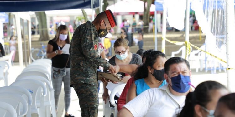 Guatemaltecos llegan a Plaza de la Constitución para recibir dosis contra el COVID-19