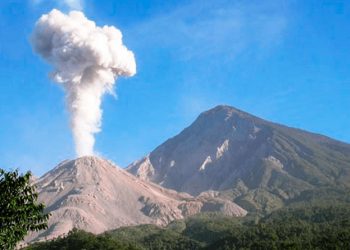 Volcán Santiaguito genera explosiones moderadas que producen columnas de ceniza