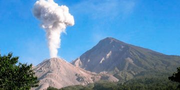Volcán Santiaguito genera explosiones moderadas que producen columnas de ceniza