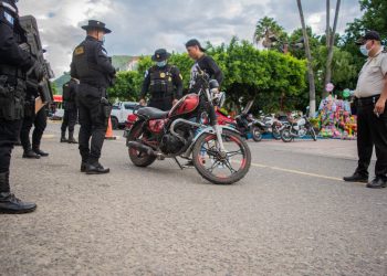 PNC realiza operativos por contaminación auditiva en El Progreso