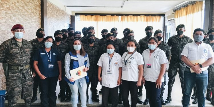 Personal militar se capacita para apoyar en vacunación contra el COVID-19
