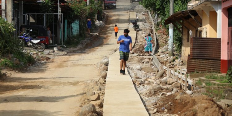 Avanza mejoramiento de camino rural en Nuevo Progreso