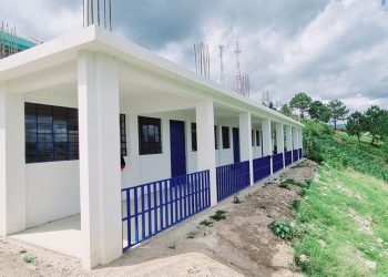 Construyen tres aulas en escuela de San Antonio Ilotenango