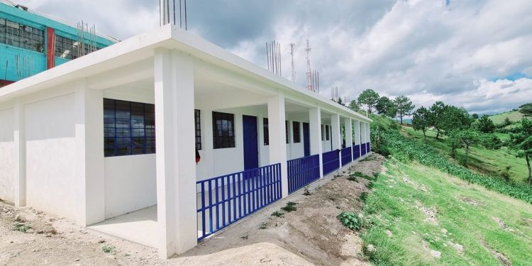 Construyen tres aulas en escuela de San Antonio Ilotenango