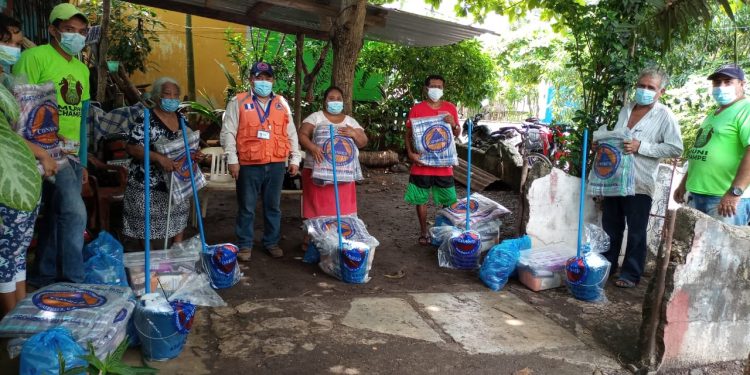 Conred lleva ayuda humanitaria a familias de Champerico afectadas por las lluvias