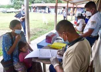 Llevan servicios médicos y vacuna contra el COVID-19 al área rural de Sayaxché