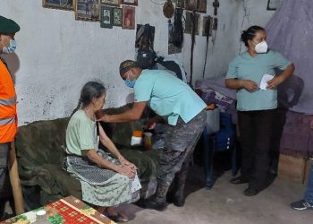 Realizan vacunación contra el coronavirus de casa en casa en Jutiapa