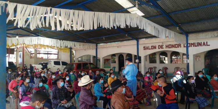 Párroco acompaña jornadas de vacunación contra el COVID-19 en Totonicapán