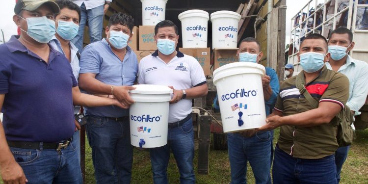 Llevan ayuda a comunidades más lejanas de Sayaxché