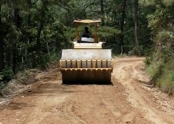 Caminos da mantenimiento a tramo carretero en Cubulco