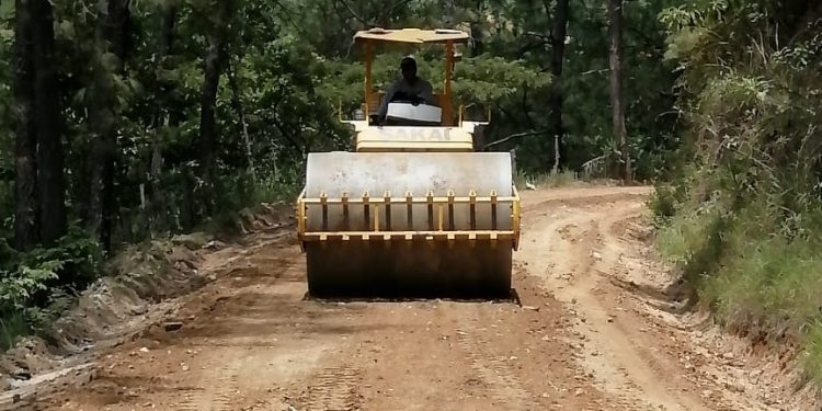 Caminos da mantenimiento a tramo carretero en Cubulco