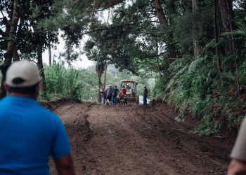 Continúa mejoramiento de caminos rurales en Santa Cruz Verapaz