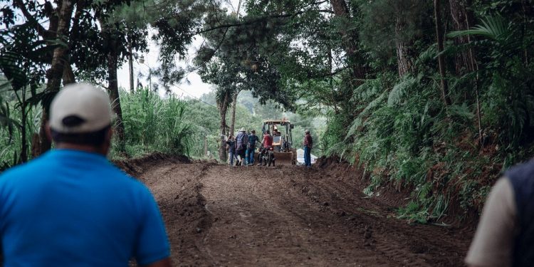 Continúa mejoramiento de caminos rurales en Santa Cruz Verapaz