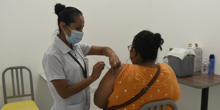 Ministerio de Salud habilita nuevo puesto de vacunación en Escuintla