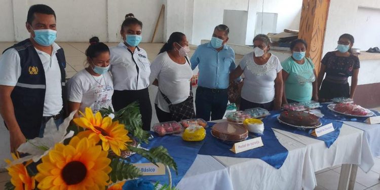 Vecinas de Champerico culminan capacitación mediante Mi Beca Artesano